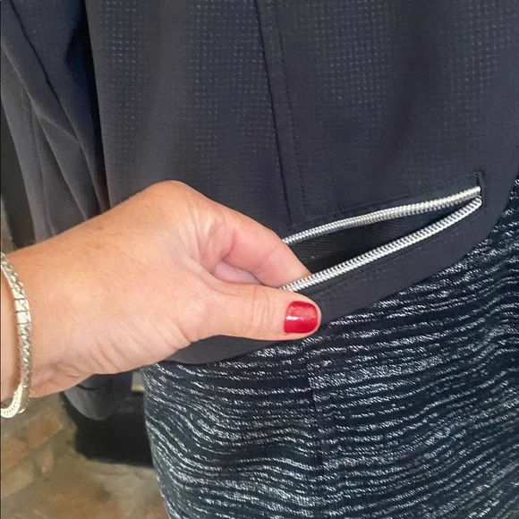 Black and silver ski jacket with detachable fur hat and zippered pockets. Large - Picture 3 of 16